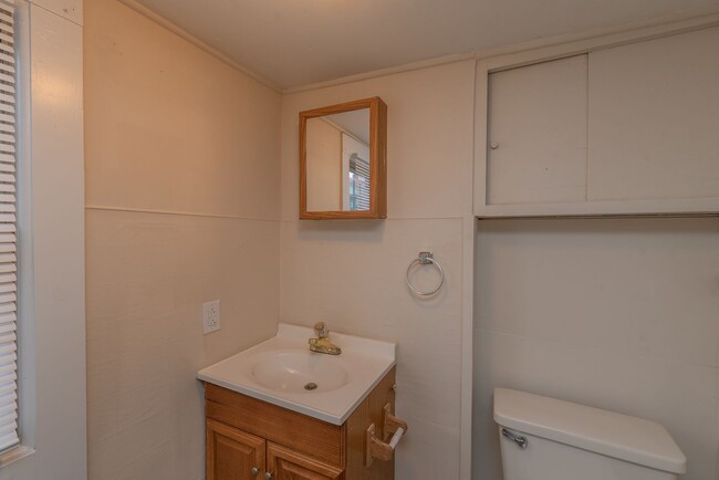 Building Photo - PRICE REDUCED- $995 - Cute 3 Bed/2 Bath Si...