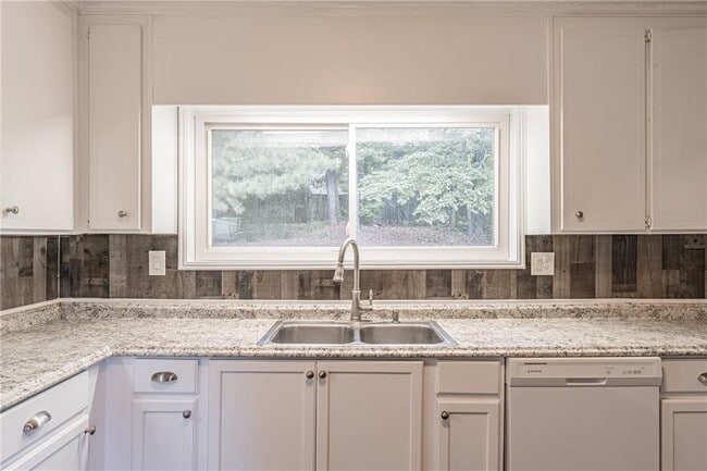 Building Photo - 495 Ansley Dr