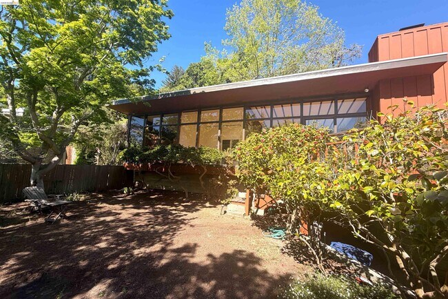 Building Photo - 25 Sunset Dr