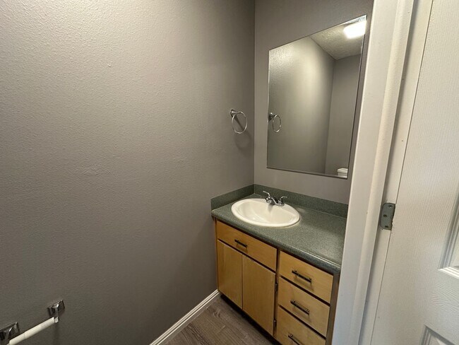 Building Photo - Cute and Cozy 2 Bed, 1.5 Bath Townhome in the Meadows!