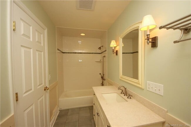 Building Photo - 950 Rock Rimmon Rd