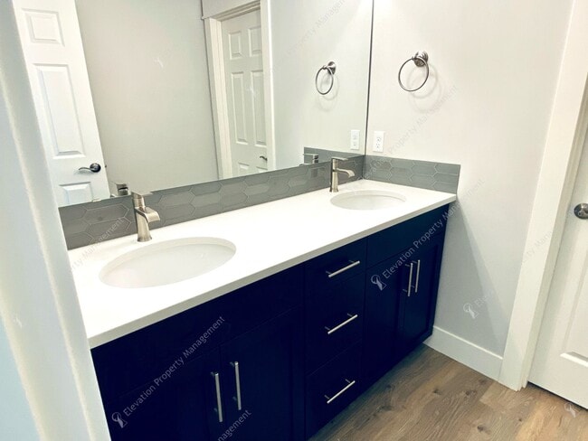 Building Photo - 3BR SE Bend home in great neighborhood wit...