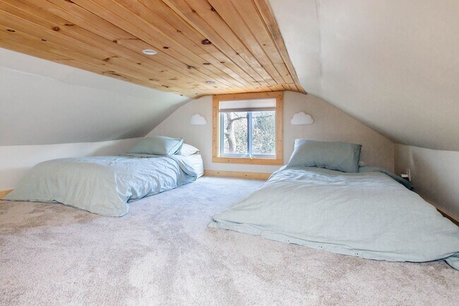 Building Photo - Barn-Style Modern Farmhouse with Mountain Views in Candler — 30 Minutes to Downtown Asheville