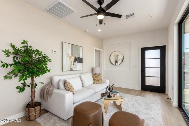 Building Photo - 1721 W Sherman St