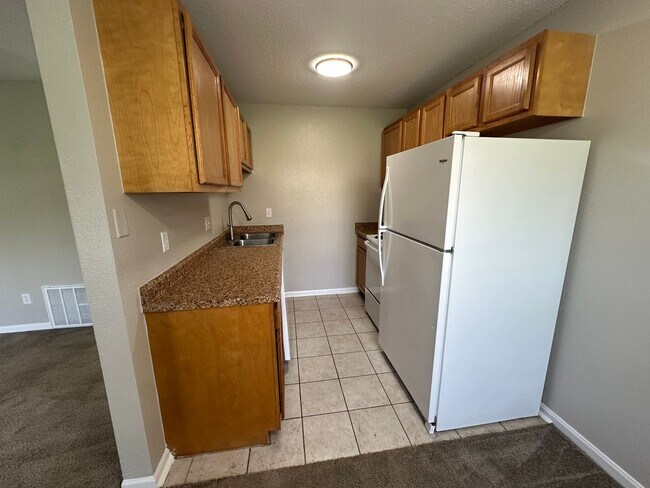 Building Photo - Upgraded 2 Bed 2 Bath Available at Coral C...