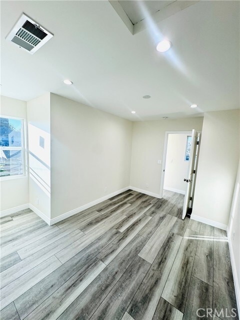 Building Photo - 9318 Encino Ave