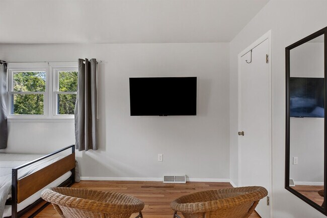 Building Photo - 10 James Dr