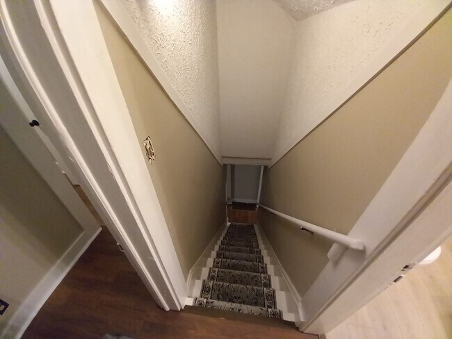 Building Photo - Duplex...3 Bedroom 1 Bath