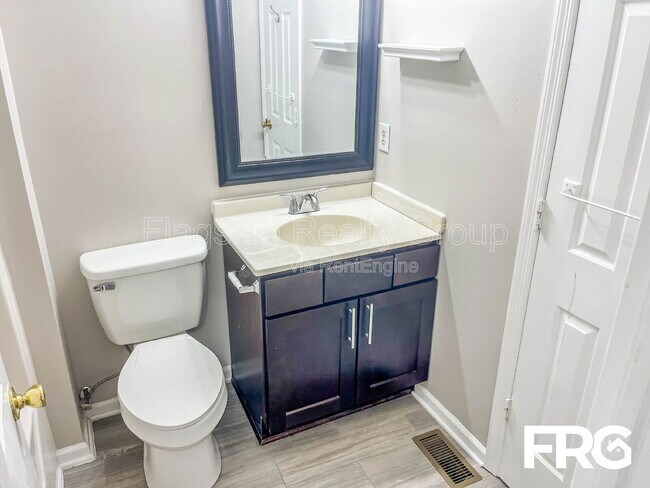 Building Photo - 2700 Thackery Rd