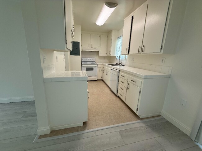Building Photo - 5480 Aurora Dr