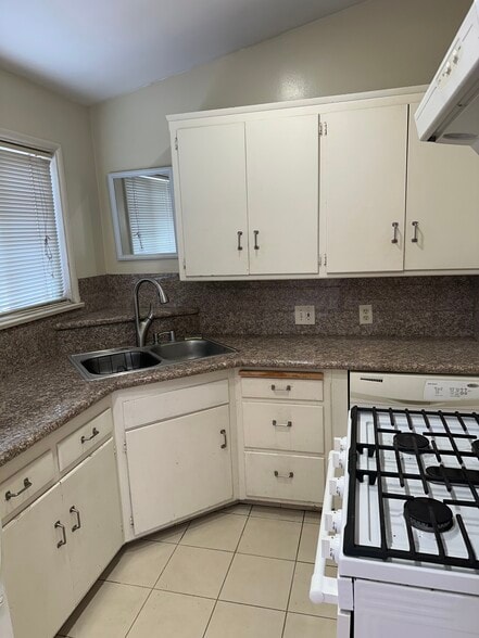 Building Photo - 3858 Bentley Ave