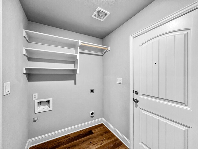 Building Photo - Cute open floor plan 3- bedroom, 2- bathroom home