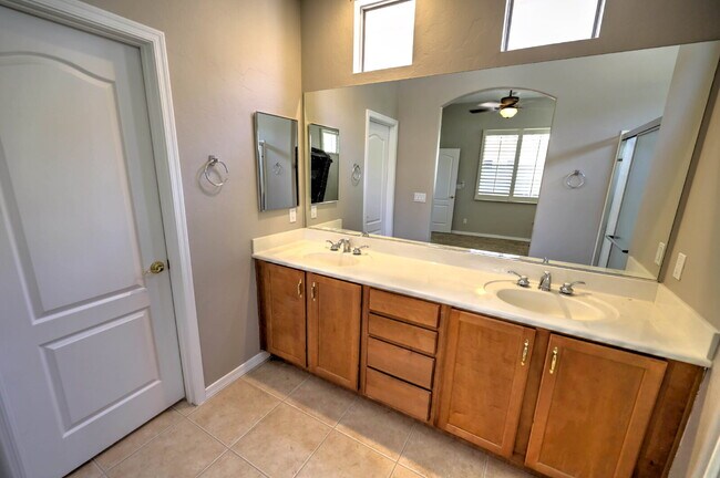 Building Photo - "Charming 2-Bedroom Oasis with Scenic View...