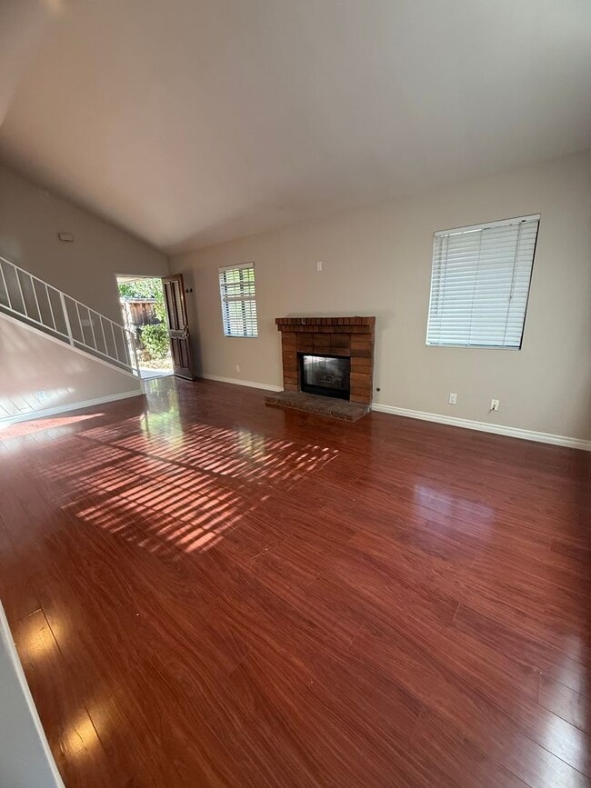 Building Photo - Thousand Oaks - Three Bedroom, 2.5 Bath