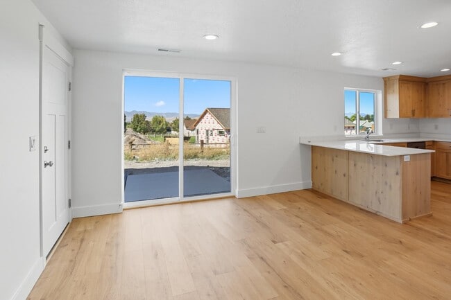 Building Photo - 225 265