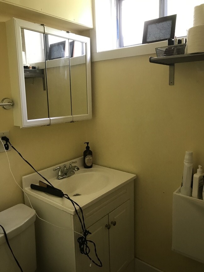 Building Photo - Charming Two Bedroom Garden Level Apartment