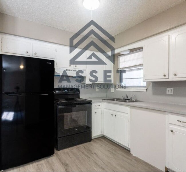 Building Photo - Cute 5 Bedroom House!