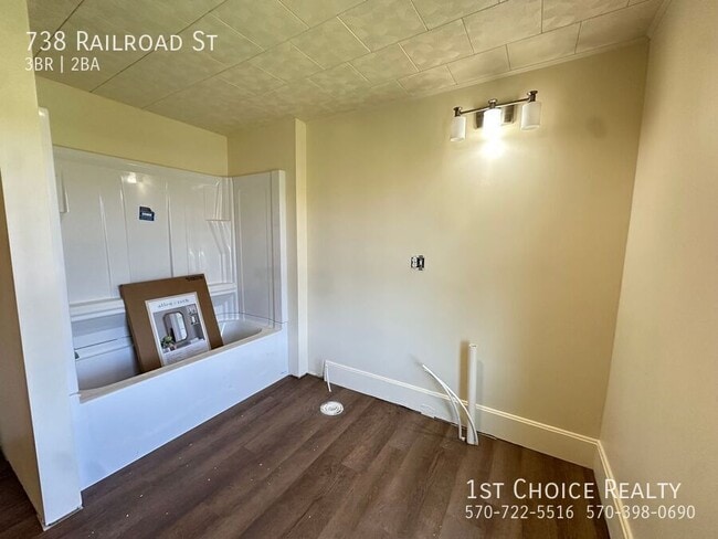 Building Photo - 738 Railroad St