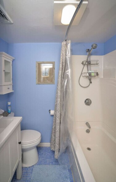 Building Photo - 13 S Village Dr
