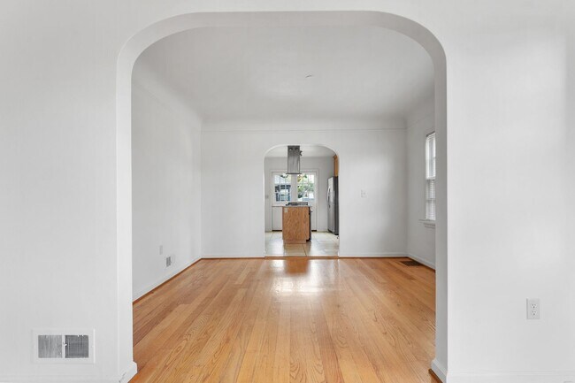 Building Photo - Spacious 6 Bed 2 Bath Home- N Portland Charmer!