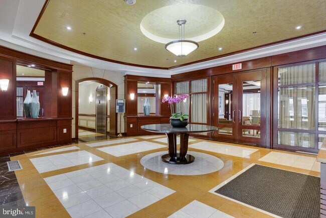 Building Photo - 888 N Quincy St