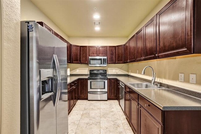 Building Photo - 624 NE 29th Dr