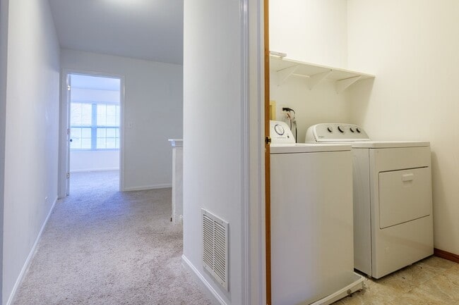 Building Photo - 261 Springbrook Trail S