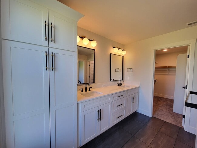 Building Photo - 4705 Corinth Dr