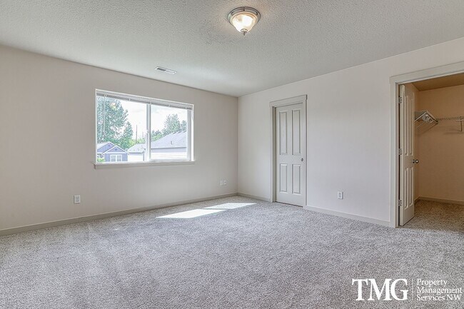 Building Photo - Pet Friendly Home In A Great Convenient Location!