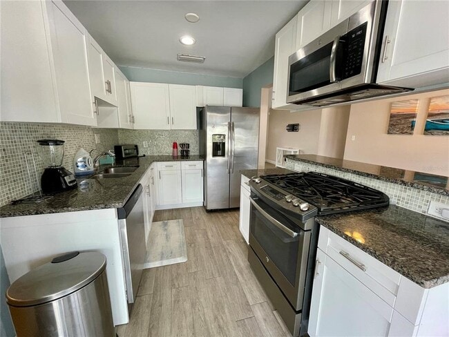 Building Photo - 309 Bryn Mawr Island