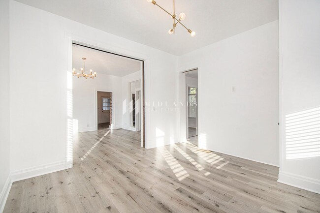 Building Photo - Beautifully Updated Duplex!