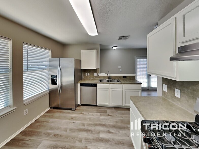 Building Photo - 22823 Sugar Bear Dr