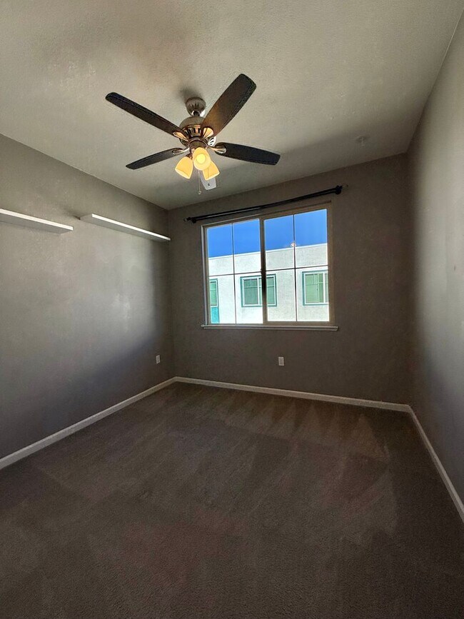 Building Photo - Beautiful 4 Bedroom, 3.5 Bathroom Home in Desirable Communication Hills