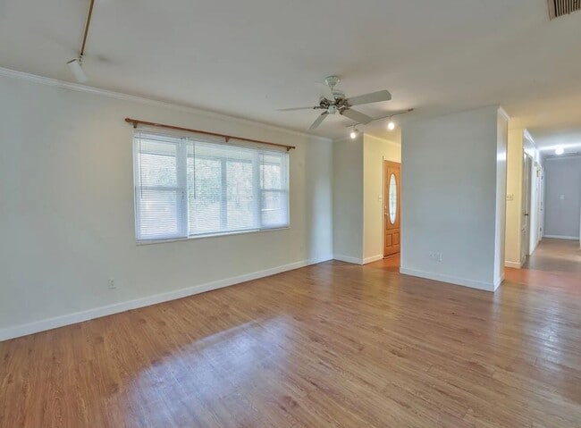 Building Photo - 4 Bed/3 Bath home located near Midtown!