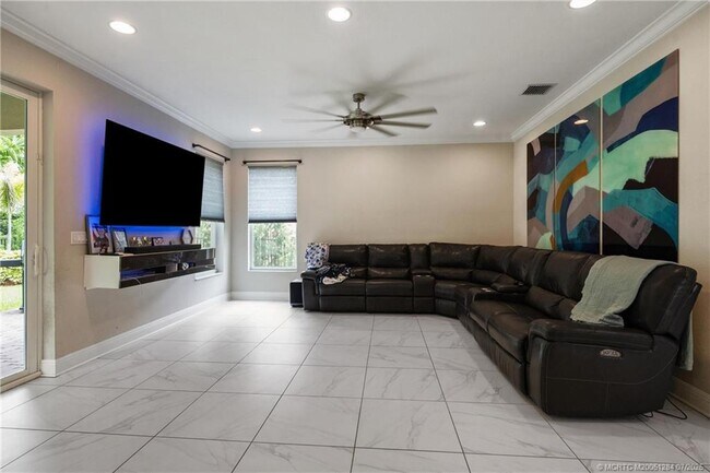 Building Photo - 1813 NW Cataluna Cir