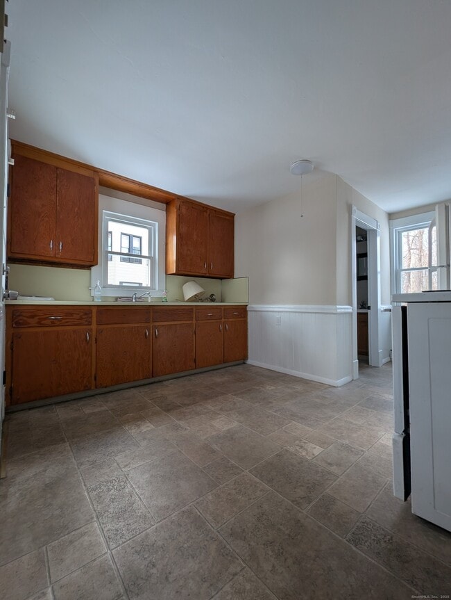 Building Photo - 86 Main St