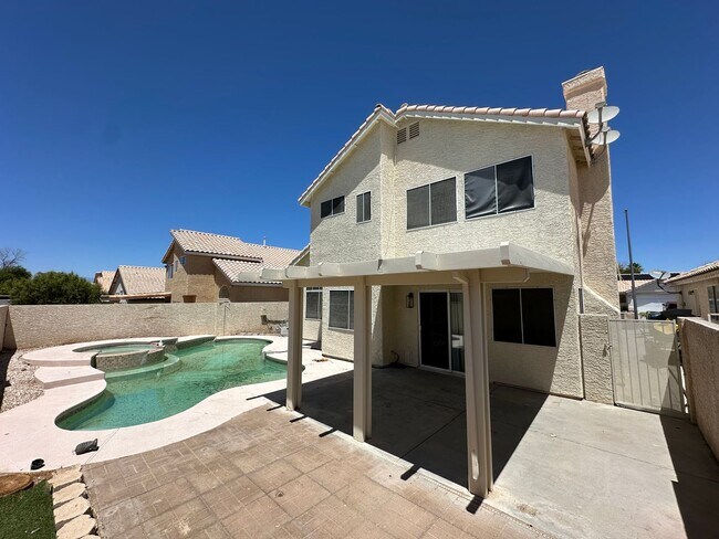 Building Photo - Pool and 4 bedrooms