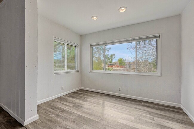 Building Photo - Charming 3-Bed Penthouse Condo in Denver w...