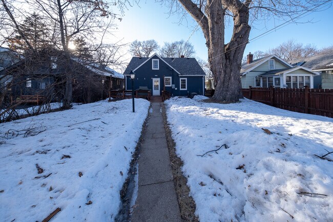 Building Photo - 2626 N Vincent Ave