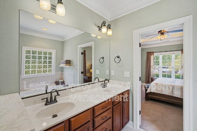 Building Photo - 187 Marbrook Dr