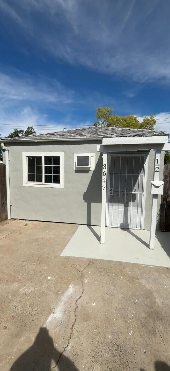 Building Photo - 3647 18th Ave