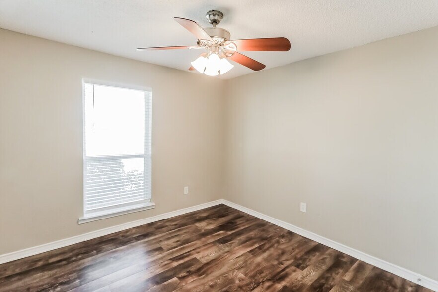 Building Photo - 1830 E Kirnwood Dr