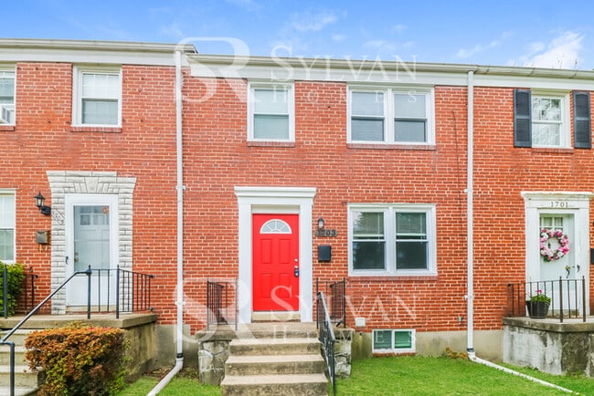 Building Photo - Lovely move-in ready 4-bedroom, 2-bath townhouse.