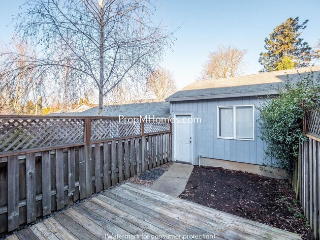 Building Photo - Two Bedroom Townhome In SE Portland w/ Lar...