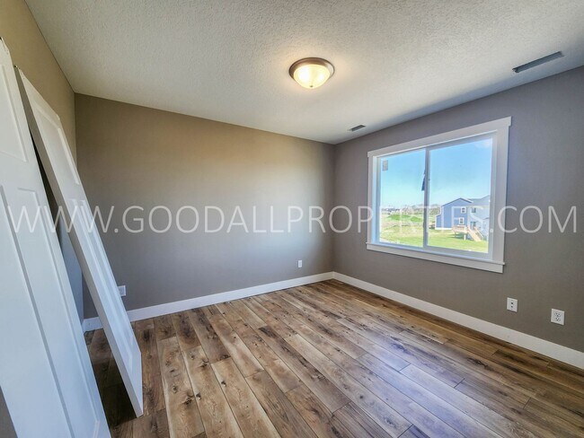 Building Photo - 6 Bedroom 4 bathroom two story home in Waukee