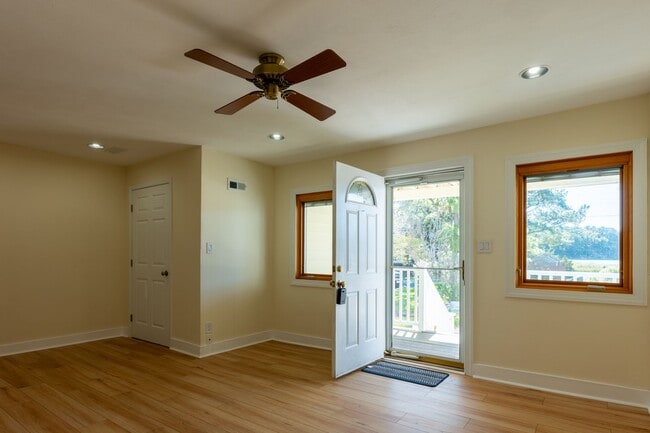 Building Photo - Beautiful home with amazing view