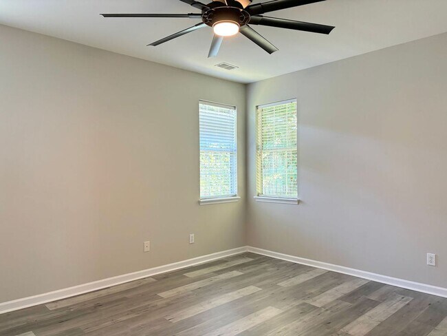 Building Photo - Available 7/9. Gorgeous, Fully Remodeled 3...