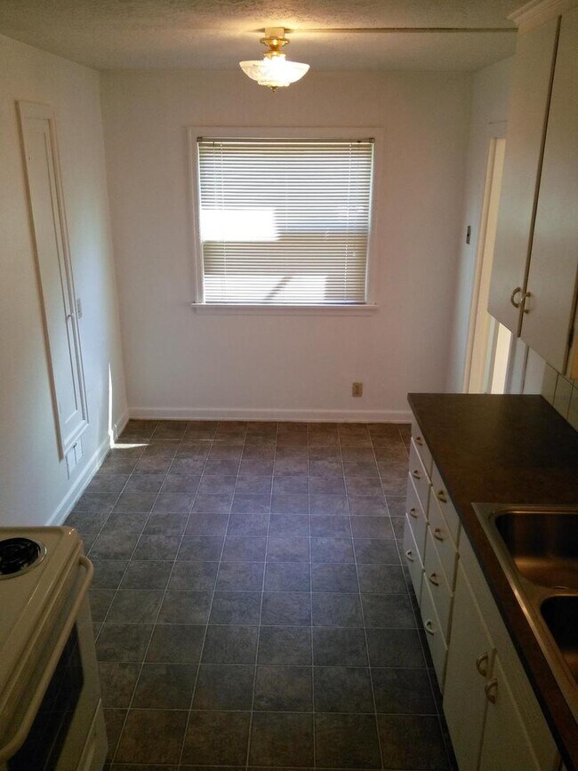 Building Photo - (837) 27th Street Apartments - 1 Bedroom /...