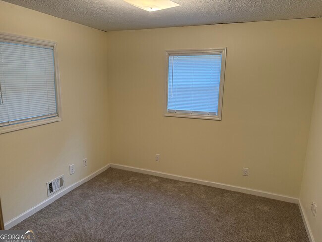 Building Photo - 5254 Deer Run Dr SW