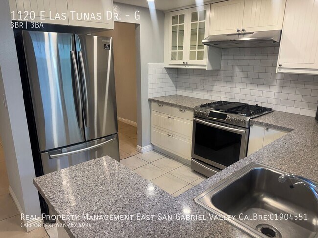 Building Photo - 1120 E Las Tunas Dr